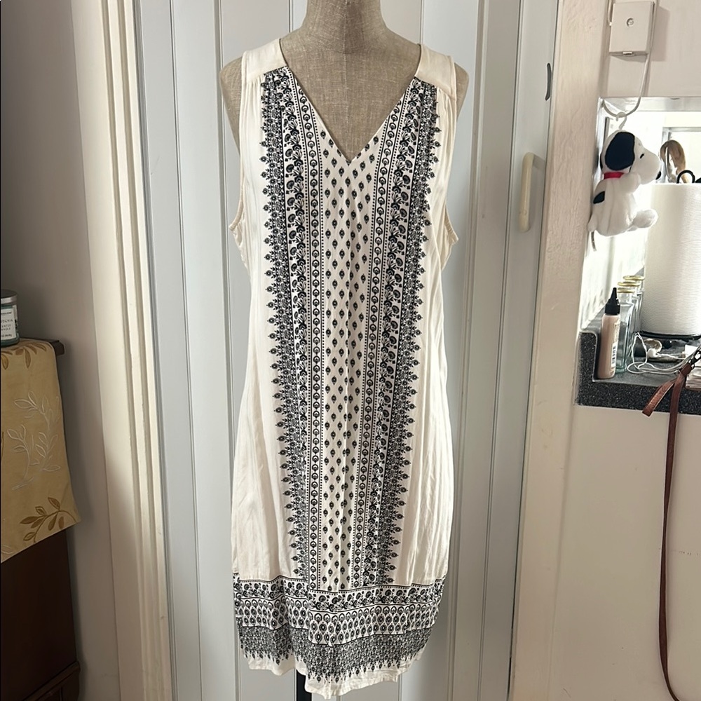Chic White and Black Patterned Sleeveless Dress